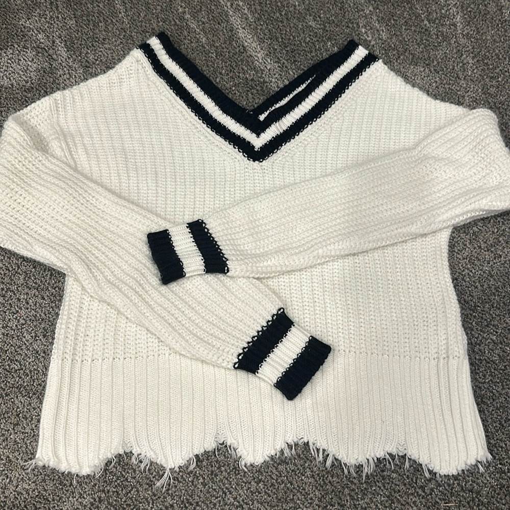 Woman’s Medium Gl Fashion White V Neck Sweater Raw Hem